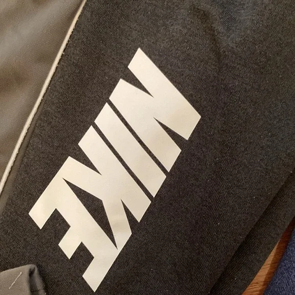 Bundle of 6 Nike hoodies, pull over & 3 sweatpants. Total of 9 items - Picture 15 of 16